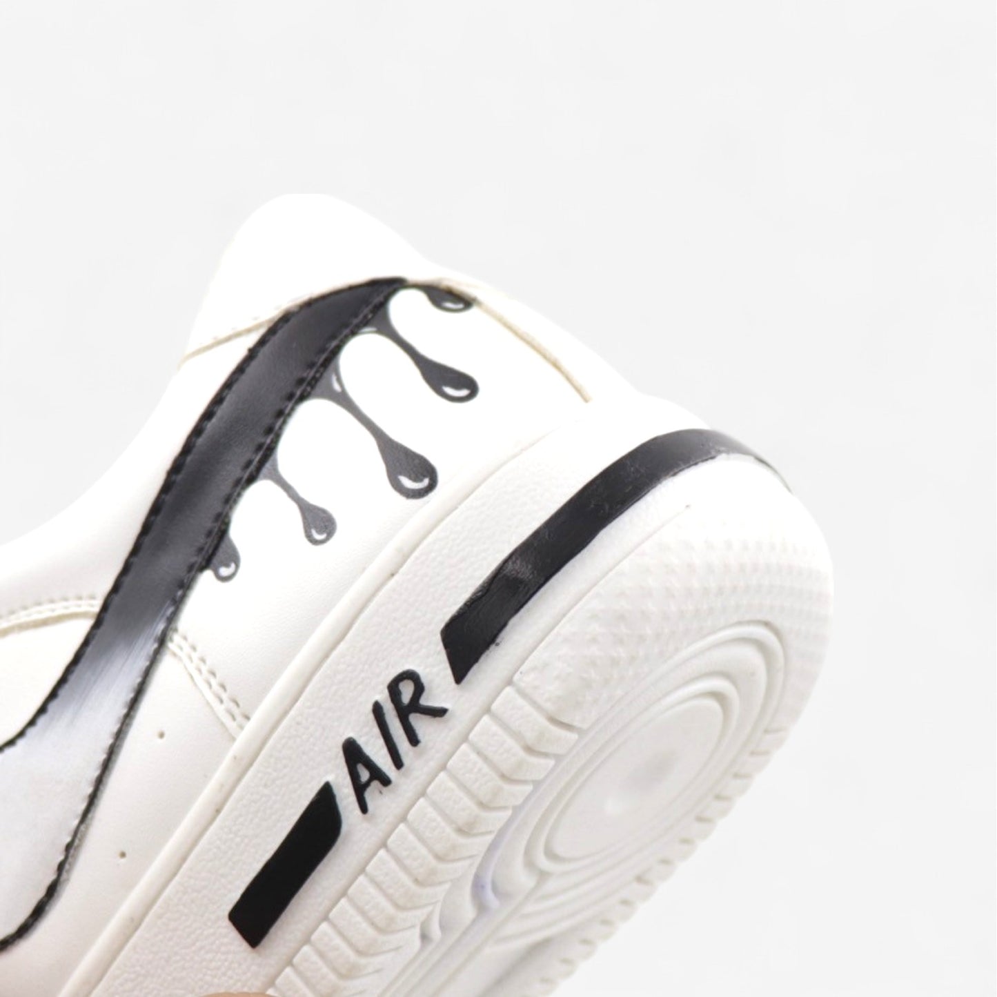 INLACE "Drip Swoosh" – Monochrome Edition